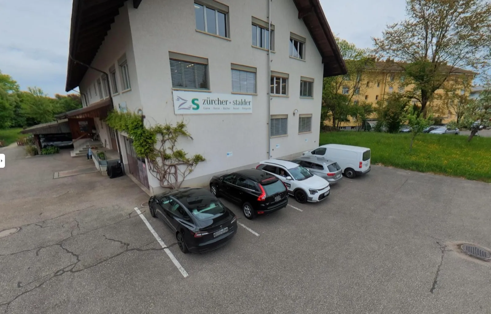 Parkplätze vor dem Zürcher-Stalder-Gebäude
